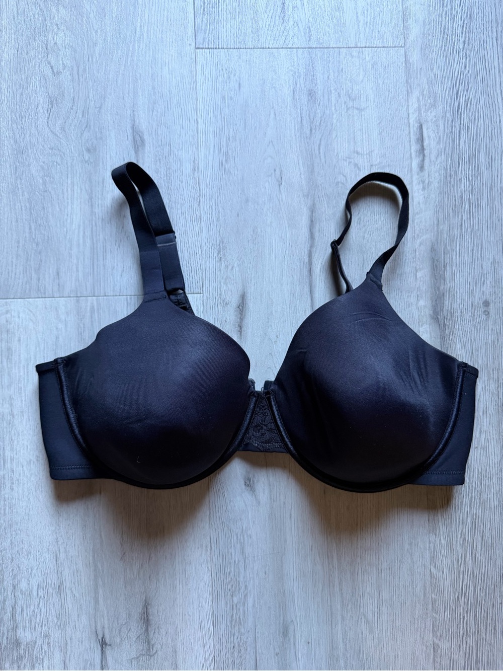 Radiant by Vanity Fair Women's Smoothing Underwire Bra Black 42D Style 76528